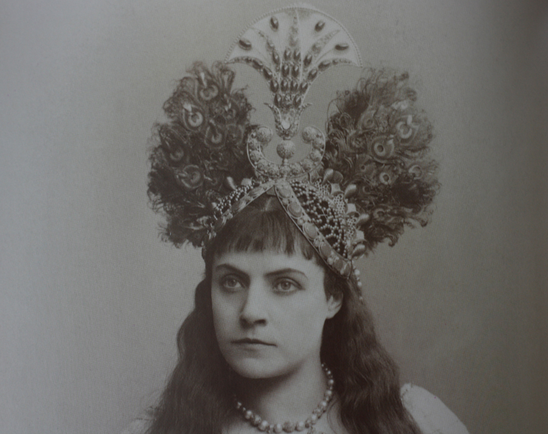 Rose Caron dans le rôle-titre de Salammbô de Reyer - Palais Garnier - 1892 - détail d'une photo de Benque et Cie